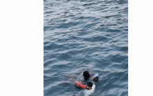 珍惜生命．有片｜16歲少女尖東海傍跳海尋短  警長與途人英勇救人畫面曝光