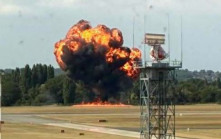 倫敦紹森德機場小型機墜毀 爆炸燒成火球 黑煙竄天際