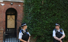 英國首相住宅縱火案 男疑犯機場落網 增至2人被捕
