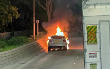 錦田公路私家車引擎過熱起火 司機棄車逃生