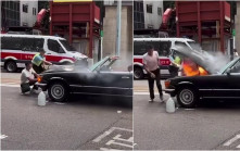 銅鑼灣古董Benz開篷車起火 開蓋一刻烈焰湧出逼退警員｜有片