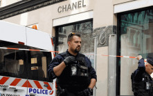 CHANEL巴黎店︱4悍匪駕車撞門洗劫   當場燒車滅證