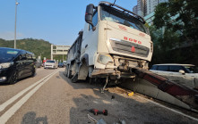 泥頭車屯門公路自炒直撞水馬 司機被困車內