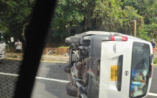 大埔道AM車自炒撞欄翻側  二人受傷