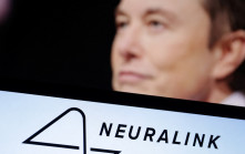 Neuralink招募「人機合一」腦植入試驗  馬斯克：如果霍金有這個……