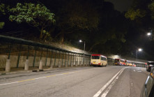 警梨木樹邨截可疑私家車 檢大麻、武器及未完稅香煙 兩男子涉多罪被捕