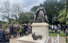 英女皇首座紀念雕像亮相   50+3隻柯基犬搶境︱有片