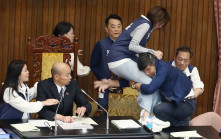 台灣立法院再演「武鬥」  男議員抱女議員大腿摔飛並壓倒在地……