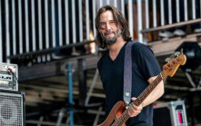 奇洛李維斯樂隊暌違21年現身音樂節    全場樂迷大叫「John Wick」