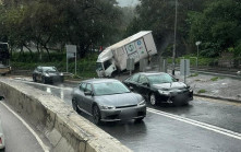 天雨路濕貨車龍翔道剷落斜坡擱梯級 司機一度被困獲救送院 │有片