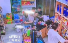 男男相吸︱紋身醉漢便利店施鹹豬手  爆肌男護胸被打至骨折︱有片