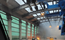 屯門公路私家車突冒煙起火「自焚」 消防到場撲熄  幸無人受傷
