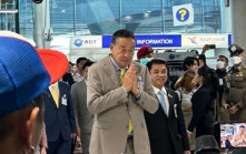 首批免簽中國遊客入境 泰國總理賽塔赴機場迎接