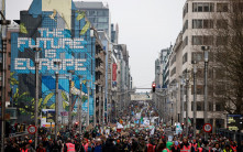 比利時2萬人上街抗氣候變化  高舉「我們沒有B地球」標語