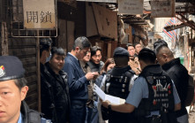 火炭谋杀案｜警持盾牌登建兴大厦搜捕刀手无果 消息：警拘一男