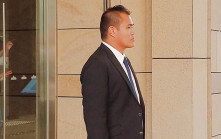 的士司機疑遭警箍頸後癱瘓亡 警同意將死者拉離地面時「掂到佢條頸」 否認行爲危險或構成受傷風險
