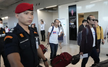 以巴衝突｜首批獲釋17名泰國人返國 親人機場迎接