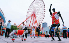 五一黃金周︱機械人景區陪遊「冧」客   獲讚旅遊最佳拍檔