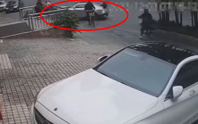 深圳Benz甩尾撞斃單車阿伯  CCTV全拍悲劇