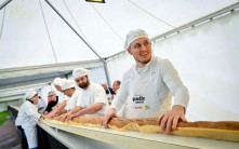 巴黎師傅烤出逾140米長法棍麵包  打敗意大利對手刷新世界紀錄
