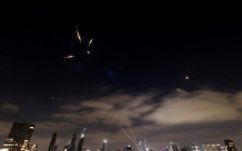 以色列空襲伊朗｜以伊互相發動新一輪空襲 據報伊朗外交部建築物遭攻擊 平民逃離德黑蘭