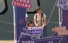 山東艦訪港︱市民參觀湛江艦運城艦 邀官兵合照與武器打卡 解說員大讚熱情友好