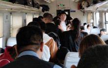 國慶黃金周│火車逼爆旅客量創新高 乘客花50分鐘才擠到座位