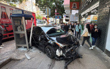 尖沙咀私家車撞巴士後鏟上行人路 司機不顧而去 彌敦道近山林道全線封交通擠塞