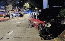 尖東兩的士「十字𠝹豆腐式」相撞致4傷  其中一車剷上壆起火