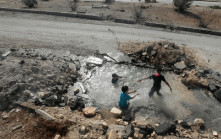 敘利亞內戰︱兒童苦中作樂彈坑作泳池   暫忘戰火之苦