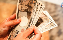日央行維持利率0.5厘不變 明年4月起擬放緩縮減買債 每百日圓兌港元報5.42算