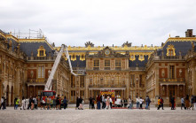 法國凡爾賽宮屋頂冒煙 遊客急撤離 收藏品未有受損