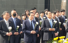 馬英九登陸｜參訪南京大屠殺紀念館 向遇難同胞獻花