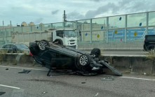 元朗公路私家車「自炒」掉頭翻轉 前轆險飛脫