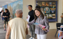 立法會選舉｜羅淑佩到荃灣派傳單 親助母女填表登記做選民