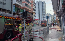 長沙灣樓宇天台機房起火 消防到場救熄