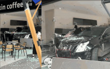 網傳無車牌私家車 撞入深圳大學校內瑞幸咖啡