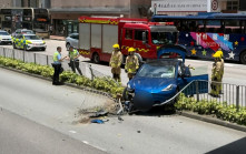 青山公路荃灣段私家車自炒撞欄剷花槽 司機一度被困途人施救