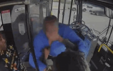 有片｜生死时速现实版 车长遭乘客拉出位狠殴 巴士无人驾驶直撞大楼