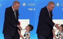 土耳其总统嬲男童未有吻手示敬  极速变脸当众掴