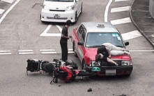 黃大仙的士電單車相撞 女鐵騎被彈上車頭冚