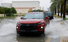 阿聯酋豪雨學校關閉航班取消   沙特洪水狂淹街道