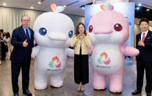 維港會︱羅淑佩孖現任及候任旅發局主席  與全運會吉祥物喜相逢齊「打卡」