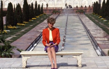 「皇家攝影師」首次曝光黛妃生前照片︱孤獨坐泰姬陵前  穿復仇禮服「砸場」