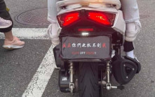 捉我唔到︱台囂張鐵騎士黑布冚車牌載女出街  一行為惹網民群嘲