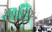 為枯木添綠葉籲助自然重生  班克西最新作品疑現倫敦