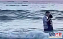 福州情侶海中擁吻 秒變觀日出民眾焦點 