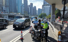 警方港島打擊「不專注駕駛」 3日發230張告票