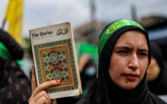 瑞典国会外有示威者焚烧可兰经 要求禁书
