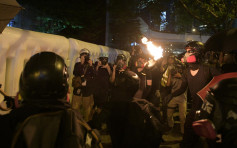 【修例風波】示威者投擲汽油彈政總爆玻璃 警方：相應武力驅散